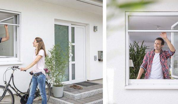 2 Bilder neheneinander. Rechts ist ein Mann, welcher von innen ein Fliegengitterrollo öffnet und oben festhält. Links ist der gleiche Mann. Er unterhält sich mit einer Frau, welche vor dem Fenster steht.