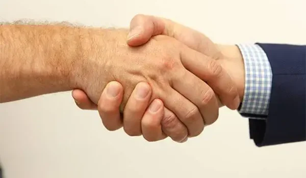 eine Nahaufnahme eines Händedrucks