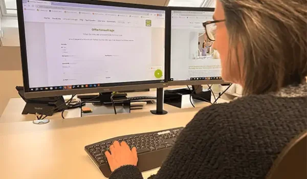 Barbara füllt ein Bestellformular für einen Insektenschutz nach mass aus.